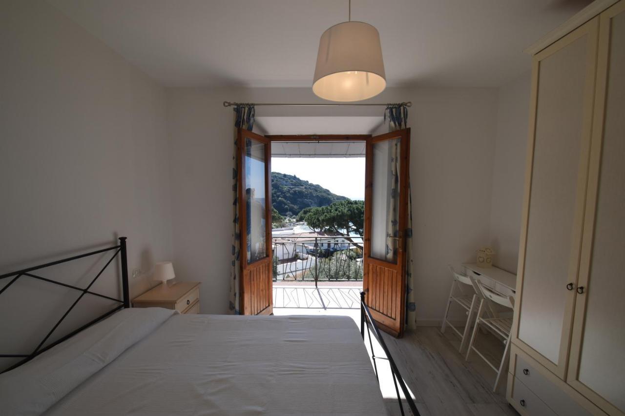 Appartamenti Cavoli - Vista Mare Con Terrazze, Clima E Posti Auto Spiaggia di Cavoli Bagian luar foto