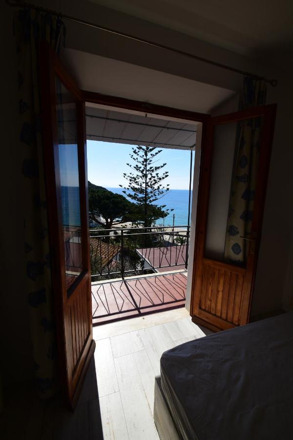 Appartamenti Cavoli - Vista Mare Con Terrazze, Clima E Posti Auto Spiaggia di Cavoli Bagian luar foto