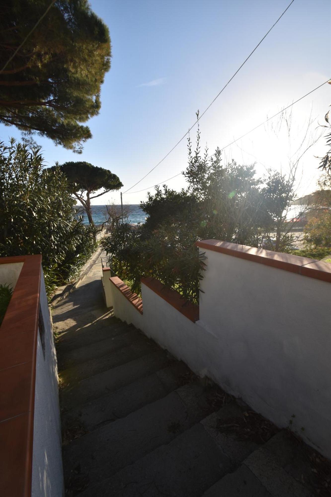 Appartamenti Cavoli - Vista Mare Con Terrazze, Clima E Posti Auto Spiaggia di Cavoli Bagian luar foto