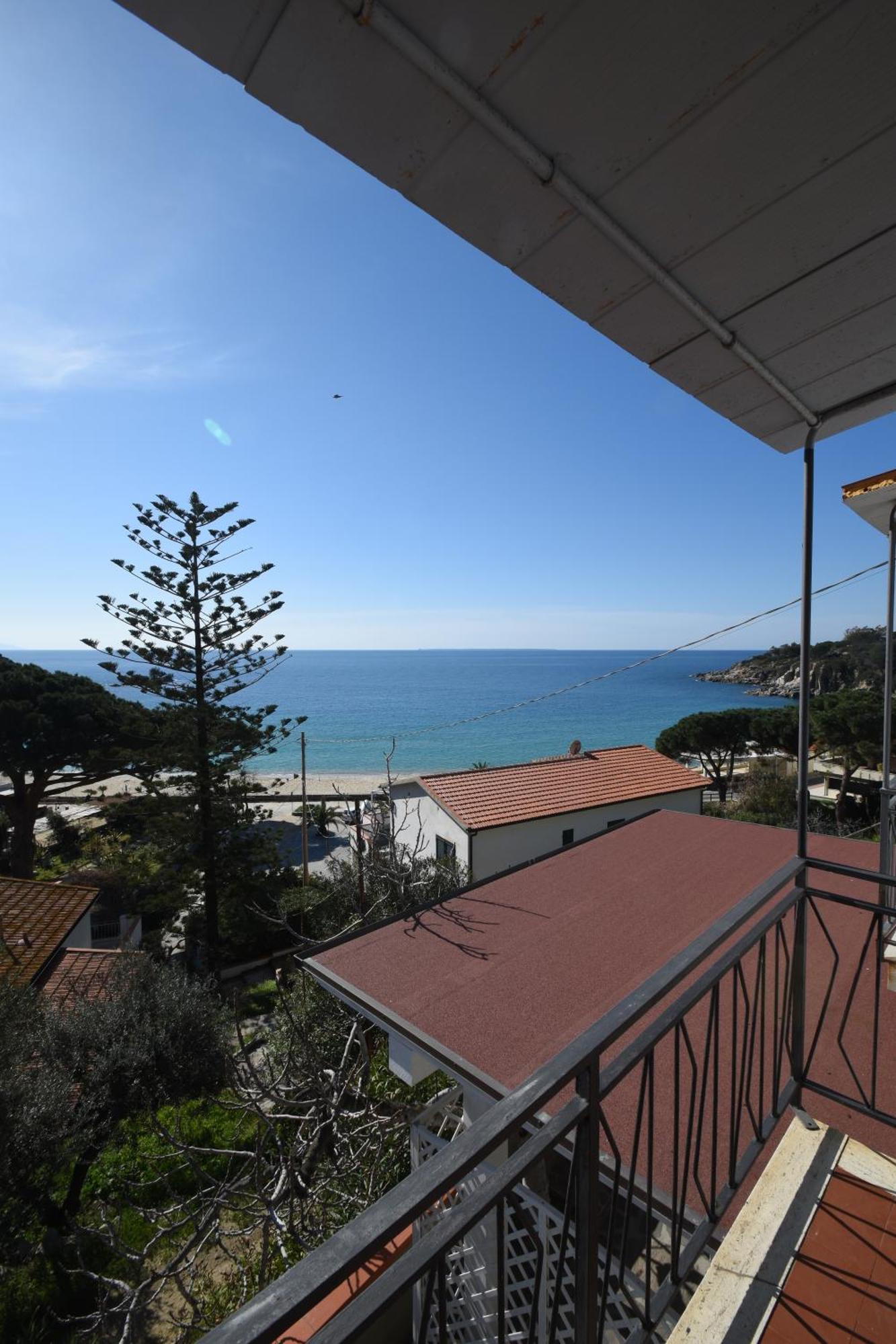 Appartamenti Cavoli - Vista Mare Con Terrazze, Clima E Posti Auto Spiaggia di Cavoli Bagian luar foto