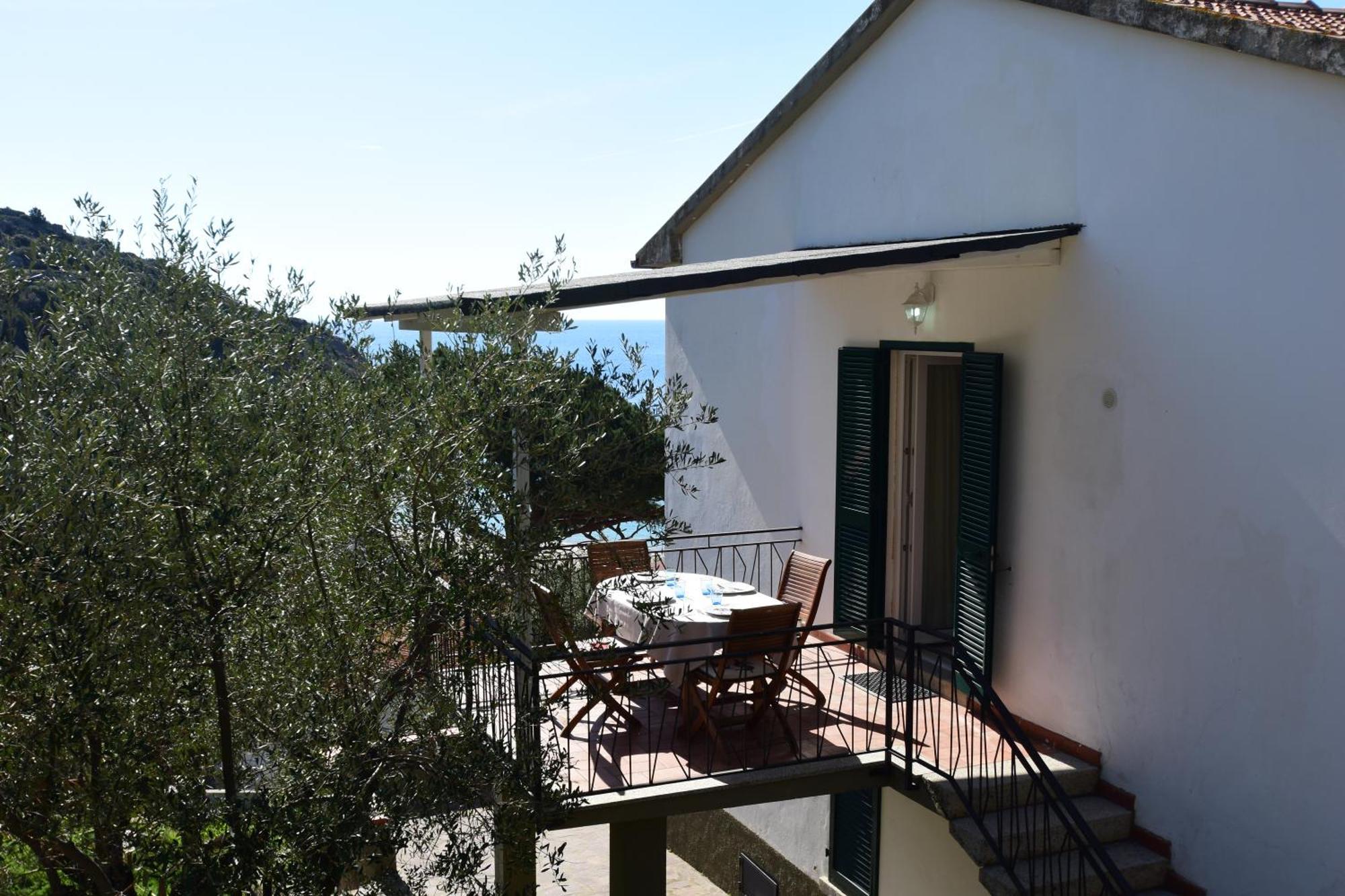 Appartamenti Cavoli - Vista Mare Con Terrazze, Clima E Posti Auto Spiaggia di Cavoli Bagian luar foto