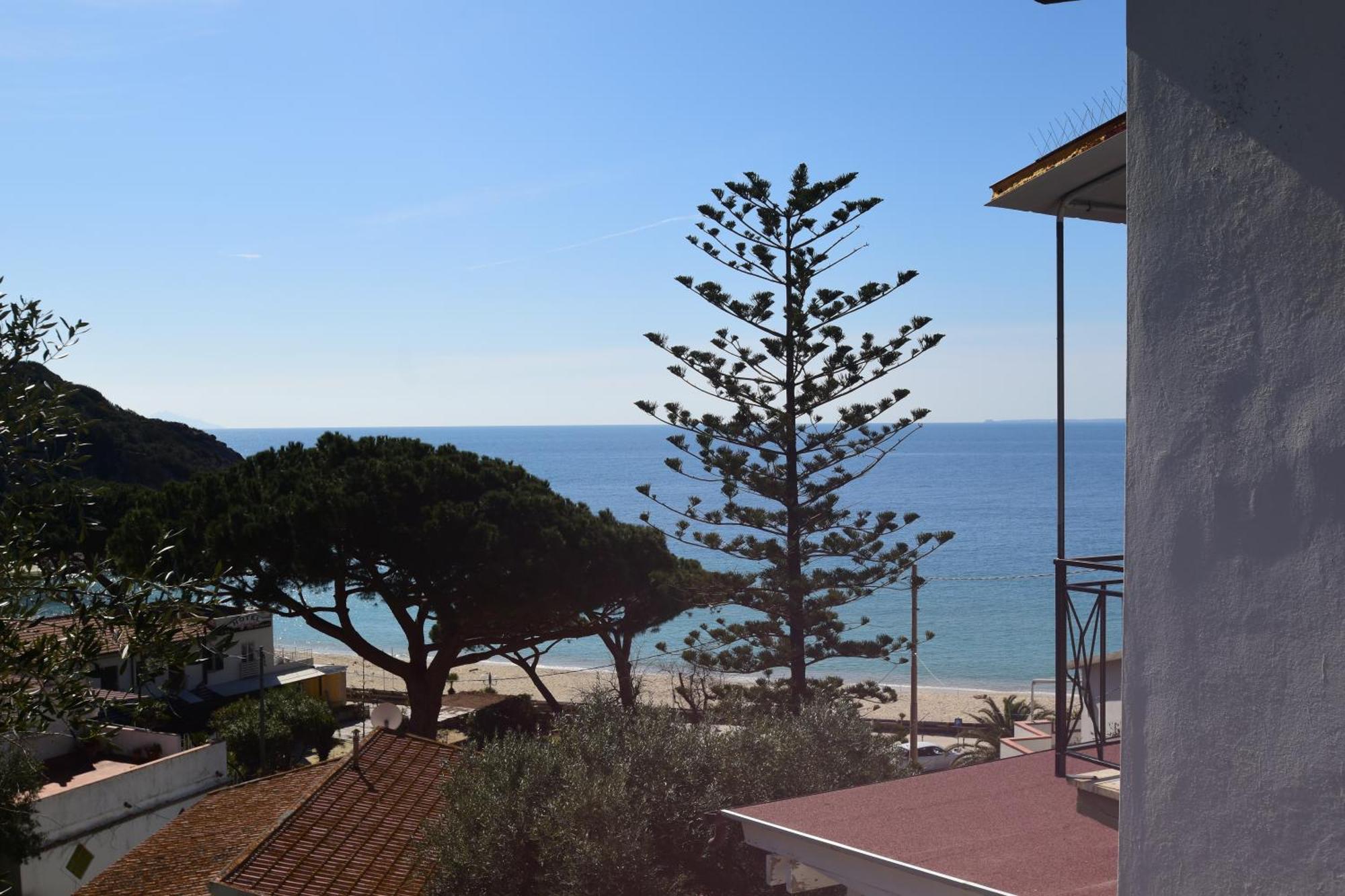 Appartamenti Cavoli - Vista Mare Con Terrazze, Clima E Posti Auto Spiaggia di Cavoli Bagian luar foto