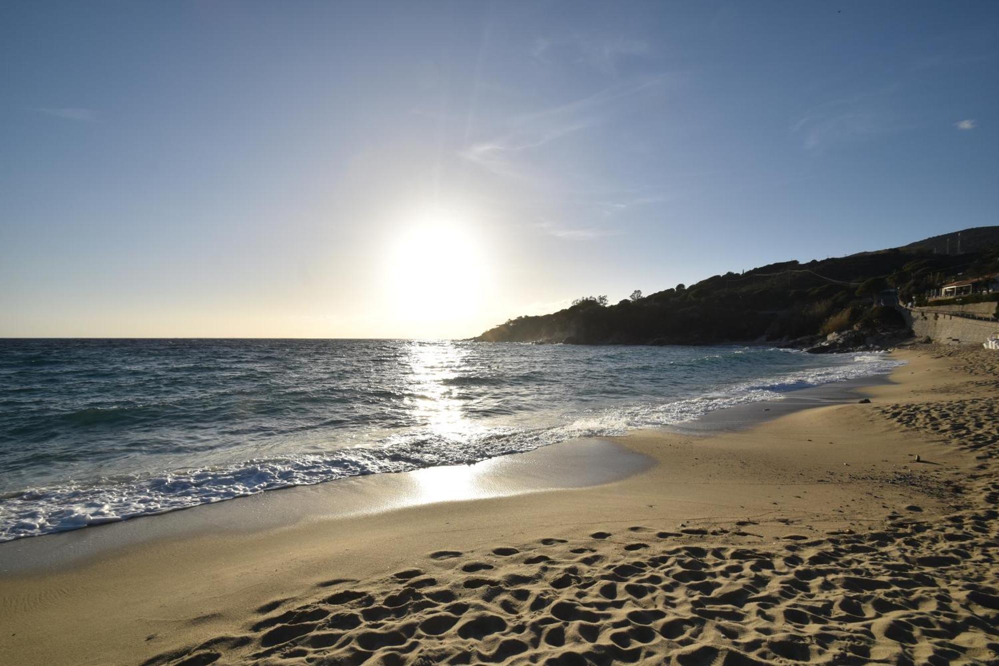 Appartamenti Cavoli - Vista Mare Con Terrazze, Clima E Posti Auto Spiaggia di Cavoli Bagian luar foto