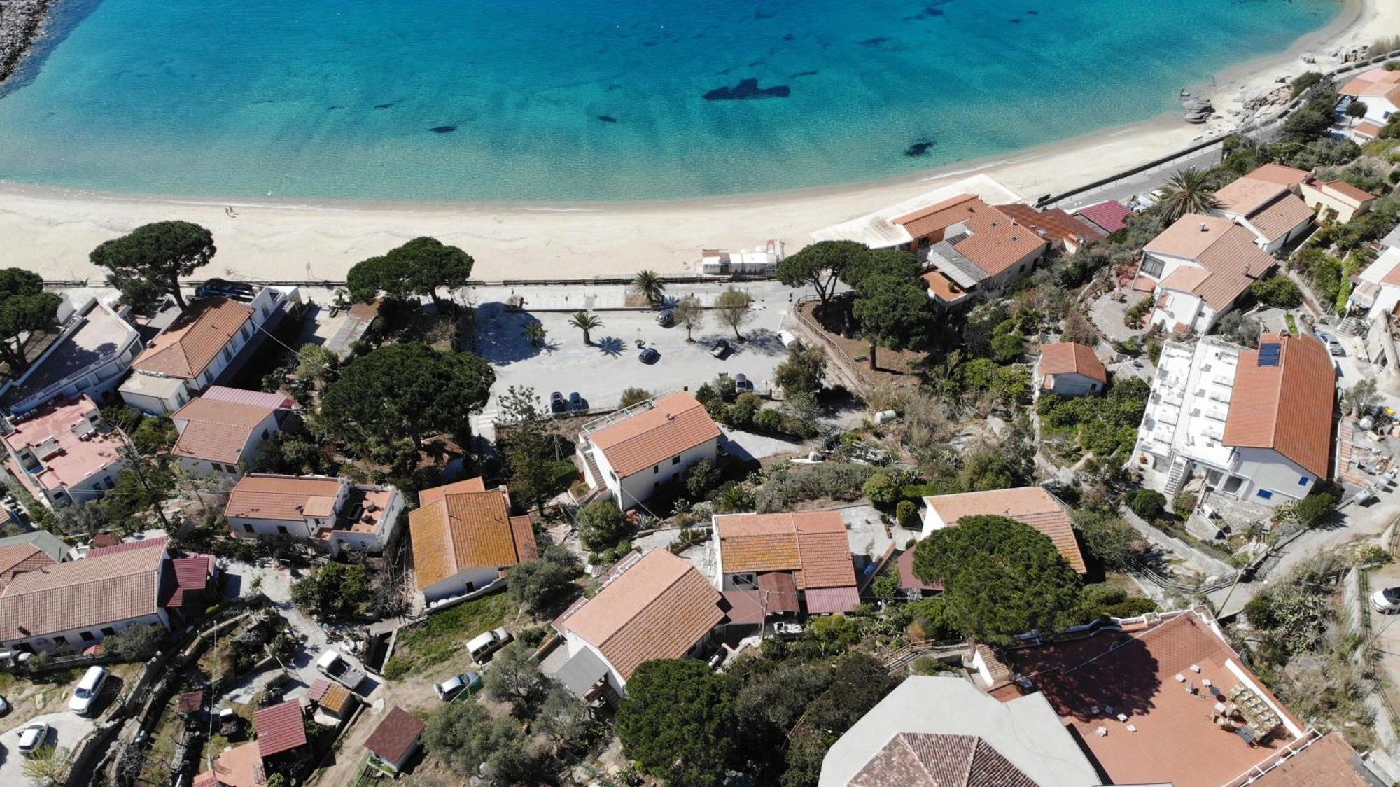Appartamenti Cavoli - Vista Mare Con Terrazze, Clima E Posti Auto Spiaggia di Cavoli Bagian luar foto