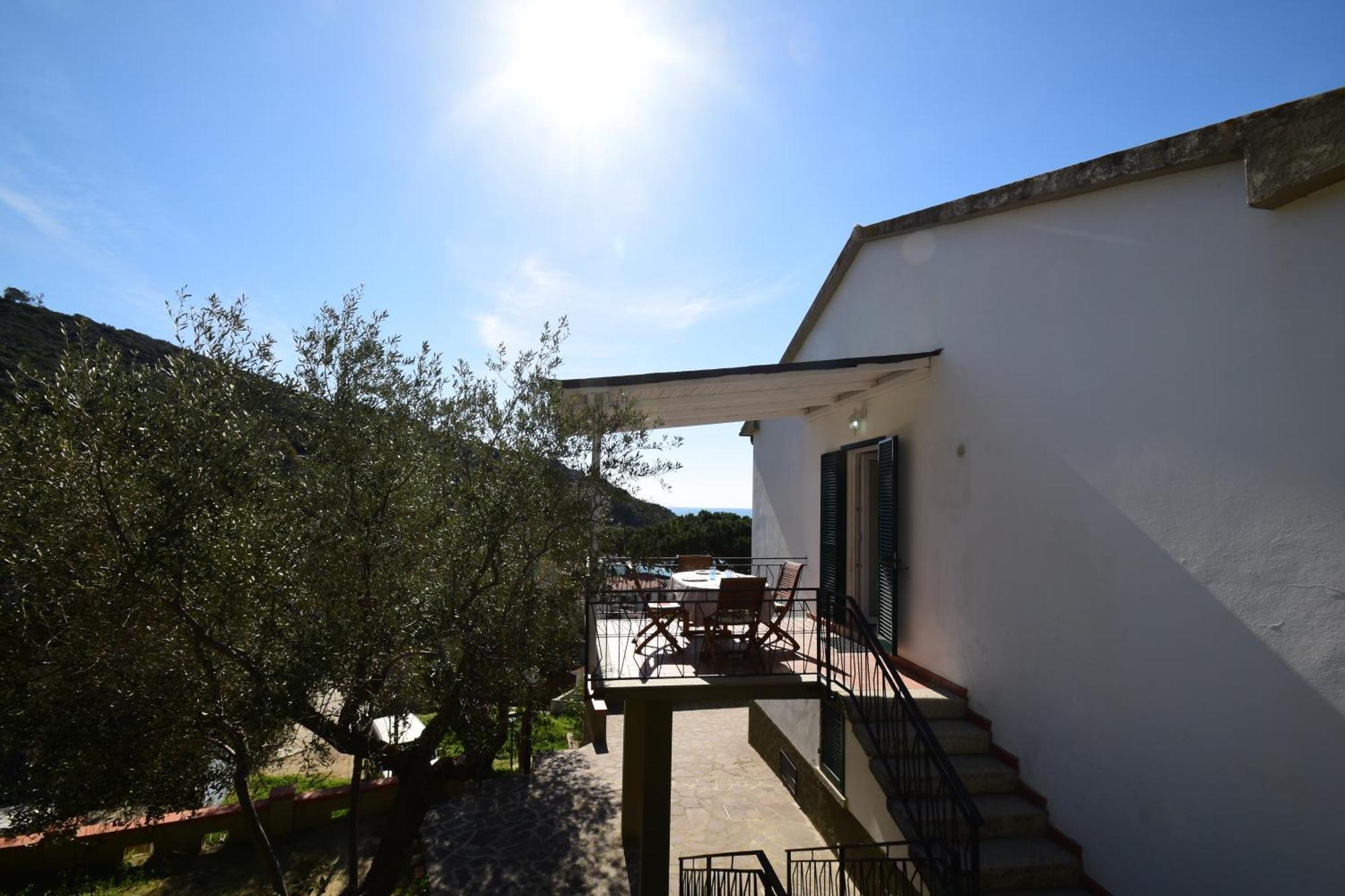 Appartamenti Cavoli - Vista Mare Con Terrazze, Clima E Posti Auto Spiaggia di Cavoli Bagian luar foto