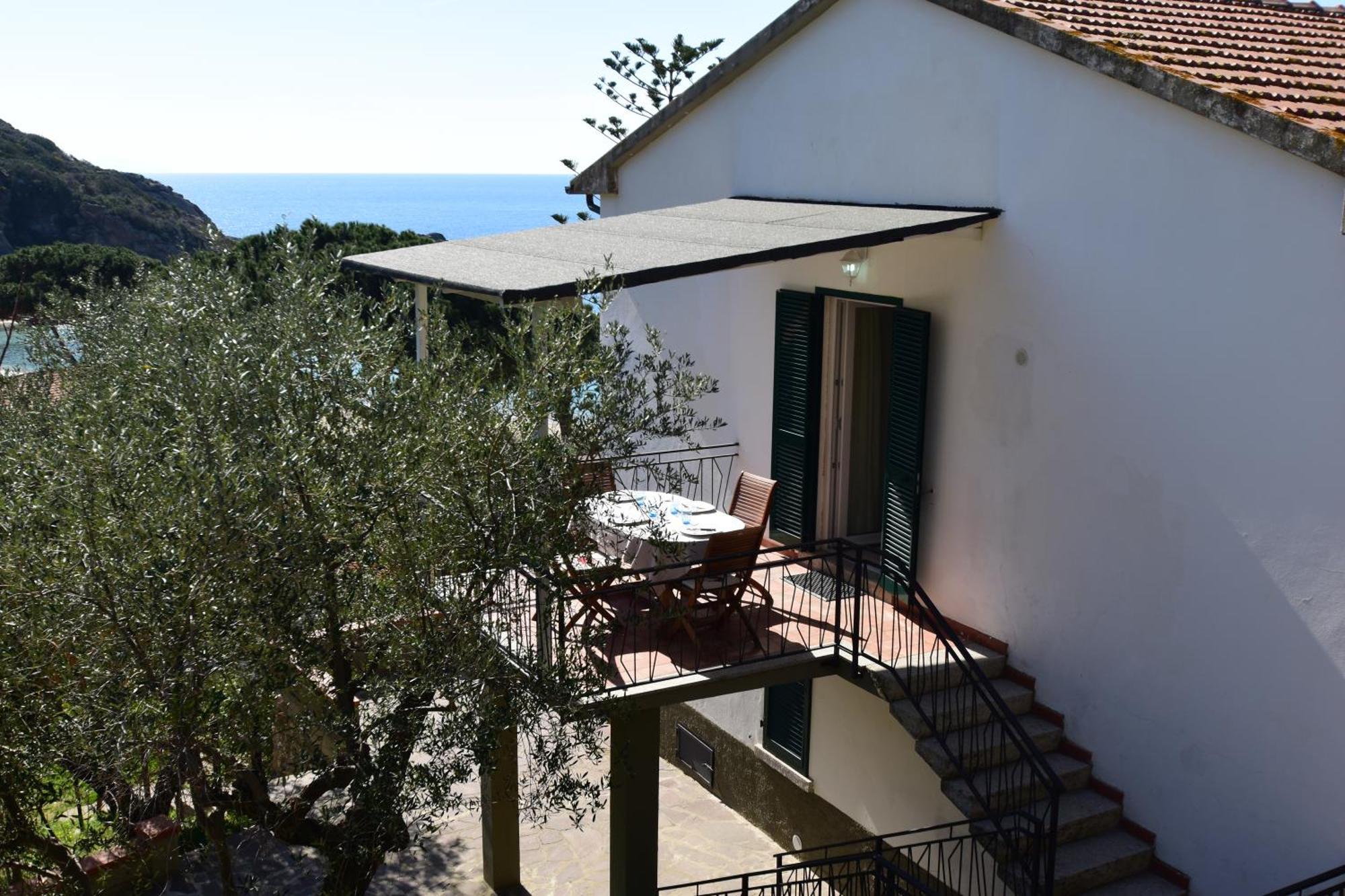 Appartamenti Cavoli - Vista Mare Con Terrazze, Clima E Posti Auto Spiaggia di Cavoli Bagian luar foto